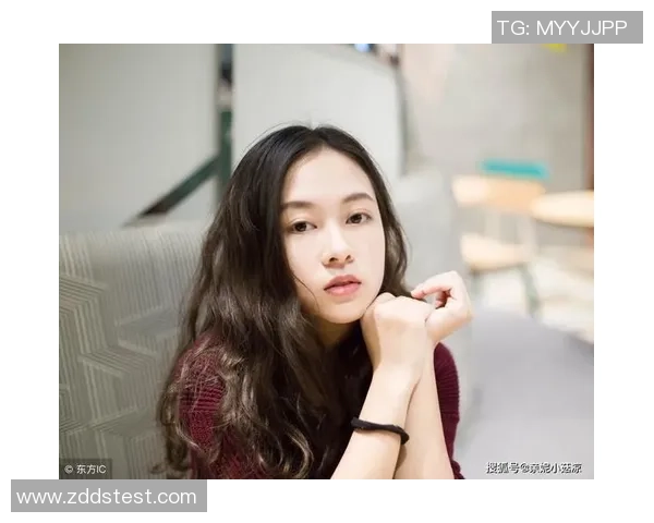 足球明星的魅力与美女粉丝的热情交织成的浪漫故事